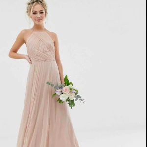  - Säljer en väldig fin långklänning som är helt ny!  Originalpris är 1.069 kr exkl leverans.   En brudtärna hade gått upp i vikt och storleken var för liten, men klänningen är så fin!  