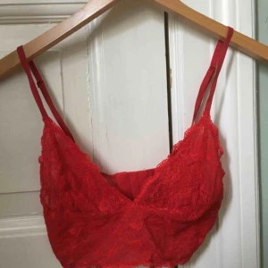  - Jättefin röd bralette från Monki som tyvärr har blivit för liten. Justerbar rygg och band. Frakt betalas av köparen. 