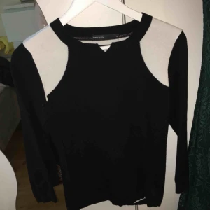  - Karen millen tröja med vita axlar