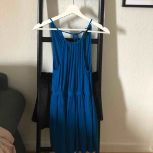  - Blå klänning. Använd 3-4 gånger. Frakt tillkommer.