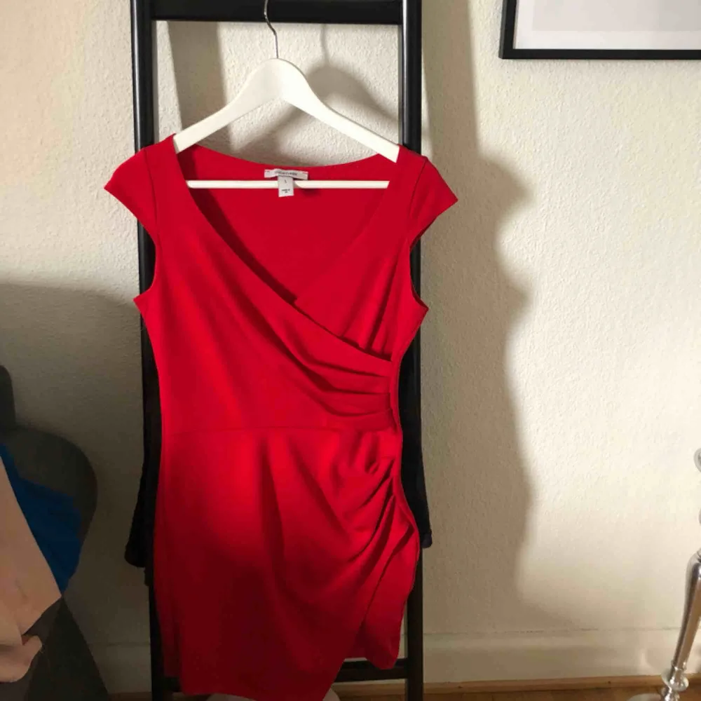 Röd klänning. Använd 2-3 gånger. Frakt tillkommer. . Klänningar.