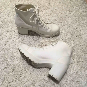  - Skor med ca 6,5 cm klack. Använda 2 ggr och är i bra skick. Nypris 500 kr