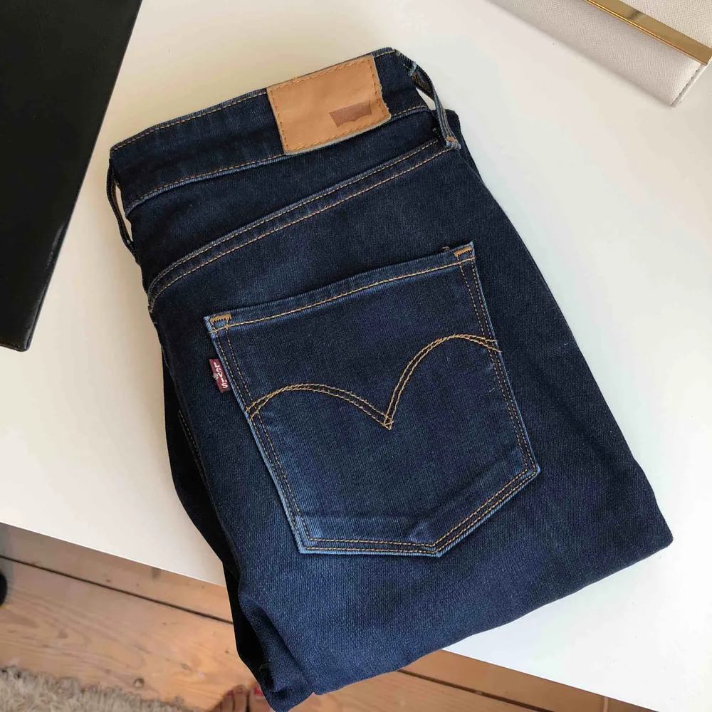 Jättefina och högmidjade jeans från Levis. Säljer för att de tyvärr är för små för mig. Köparen står för frakten. Jeans & Byxor.