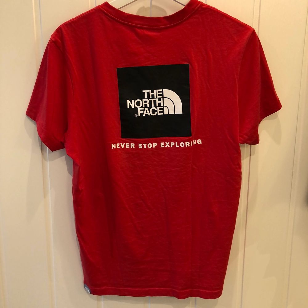 Röd tisha från TNF❤️. Säljer den då den inte används. Storlek S unisex, nyskick. Frakt: 48kr. T-shirts.