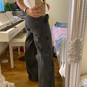 Snygga gråa jeans från hm, storlek 38. Budgivning i kommentarerna💜 