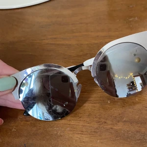 Silvriga solglasögon - Solglasögon från monki i silver. Reflekterande 🤩 