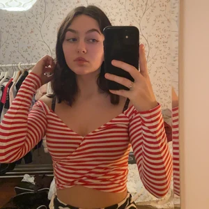 Randig långärmad - En randig långärmad tröja från bikbok☺️☺️ snyggare utan bh under!!