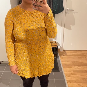 Fin, gul, blommig klänning från H&M - Använd fåtal gånger. Köpt för ett år sedan.