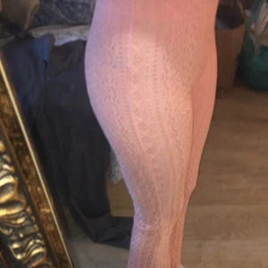 Utsvängda rosa spets byxor  - Aldrig använda på grund av att dom är för små för mig ,köpare står för frakten 