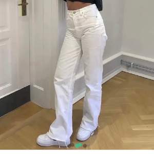 Säljer dessa superfina jeans från zara!! Använda en gång och i bra skick. Är 160 och har klippt dom där nere så passar någon som är kortare. Storlek 38 men passar någon som har 34/36 då de är små i midjan. De två första bilderna är inte mina men de är snarlika. 100kr+frakt. Om fler är intresserade är det budgivning i kommentarerna!!💞💞✌🏼
