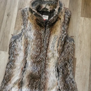 Pälsväst från ONLY Strl M  - Pälsväst från ONLY Strl M. Fake självklart! Bra skick. Köparen betalar portot +2kr för emballage 
