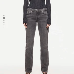 Jeans - skit coola low waisted jeans från zara, nästan sprillans nya men säljer då de inte riktigt var min stil💕