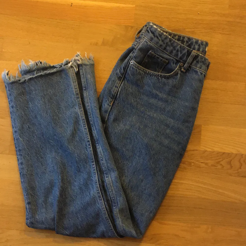 Sköna raka jeans i skitsnygg tvätt med fransiga slitningar. Knappar hela vägen istället för gylf. Skulle säga att de passar allt mellan en 34-38 / XS-M beroende på hur man vill att de ska sitta! . Jeans & Byxor.