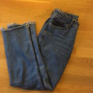 Sköna raka jeans i skitsnygg tvätt med fransiga slitningar. Knappar hela vägen istället för gylf. Skulle säga att de passar allt mellan en 34-38 / XS-M beroende på hur man vill att de ska sitta! 