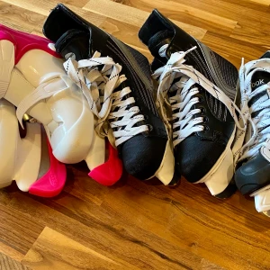 Skridskor  - Tre stycken skridskor som alla bara är använda en gång. Dem Rosa/vit: strl 33 från stadium   Svart/vita: strl 36 märke PRO FLYERS 500    Andra svart/vita: strl 30 märke Reebok       ingår inte skyd på dem svarta bara på den rosa. Priset är för hur mycket en kostar och frakt.