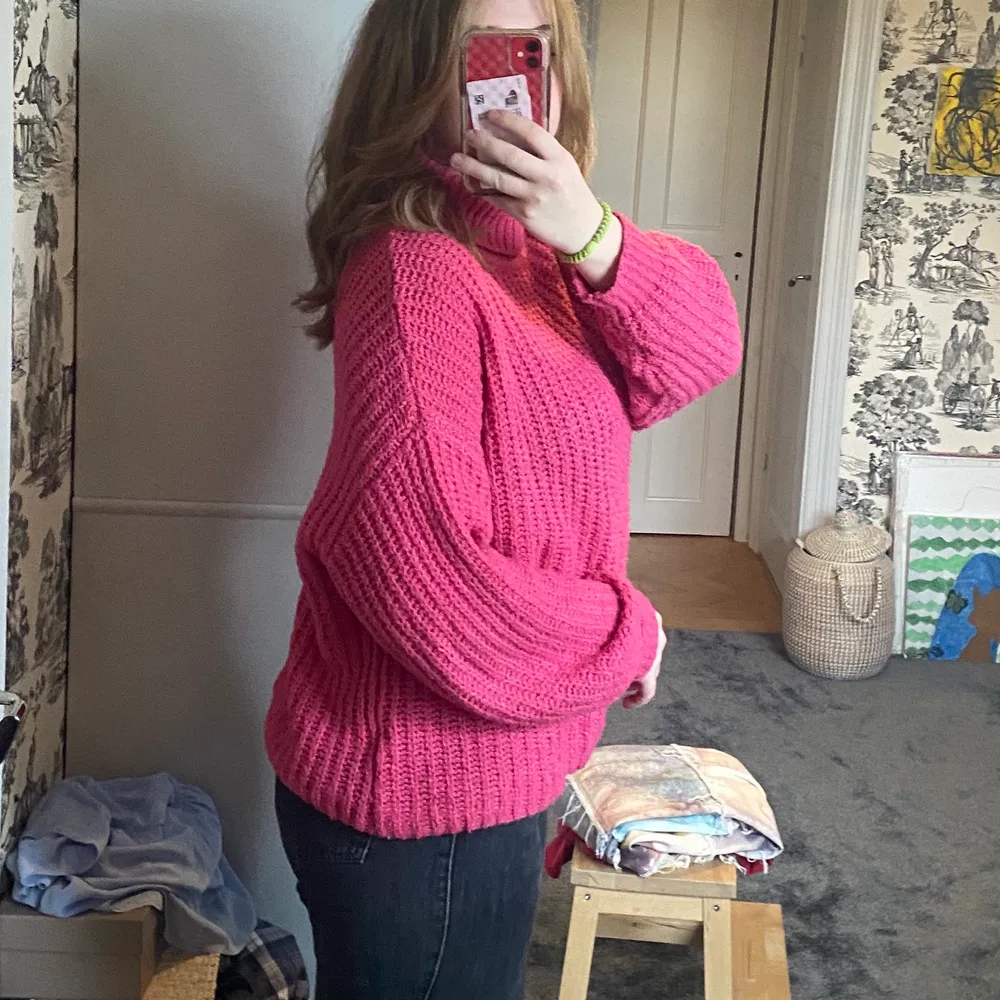 Pink knitwear from Ginatricot, worn about 8 times and is in good condition. Fits oversized on s/m/l. Price negotiable if quick (original price 450). Stickat.