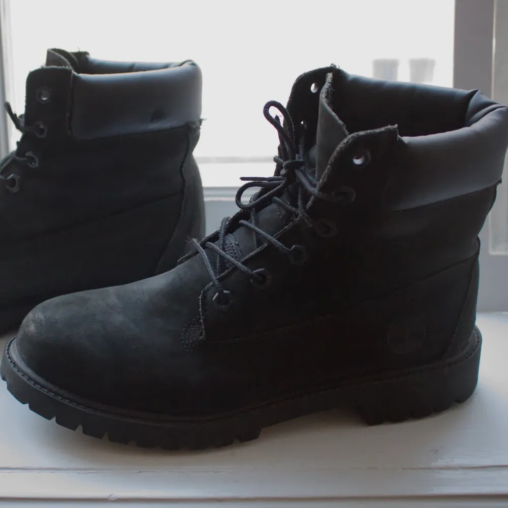 Timberland worn once (as you can see on the sole, they are as new)! They are super comfy and really good for the winter! The size is 39. Sold at 1999kr on the website, those one I propose at 1000kr but it is negotiable, feel free to send a message with a proposal ☺️. Skor.