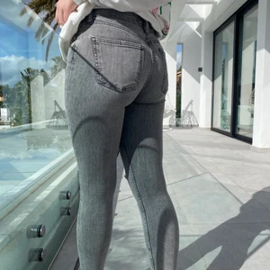 Gråa jeans  - Säljer dessa gråa jeans ifrån Zara i storlek 36💕använt en del men väldigt bra skick! Sitter bra men ganska tight på mig som är 36/38 i jeans. Inte långa i benen