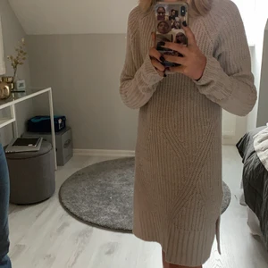 En ginatricot klänning i storlek xs - En klänning med polokrage som är använd några fåtal gånger och är i väldigt bra skick. Jag är 155 och passar väldigt bra🥰 köparen står för frakten.