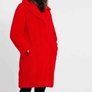  - Faux fur från STAND STUDIO.  I gott skick inget att anmärka på. Strl 34 men funkar för 36 med.  Nypris 3500 kr  Säljs 600 kr 