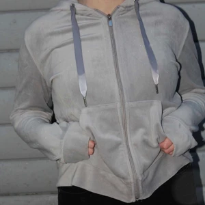 Grå sammet hoodie - Säljer den extremt sköna och snygga hoodie i grå sammet med dragkedja. Så mysig och så fin i strl. S! Priset är 75kr+frakt!  💕💕 (OBS. Fotade medans det snöade och därför är de små vita prickar av snö på tröjan, köpare står för frakt). 