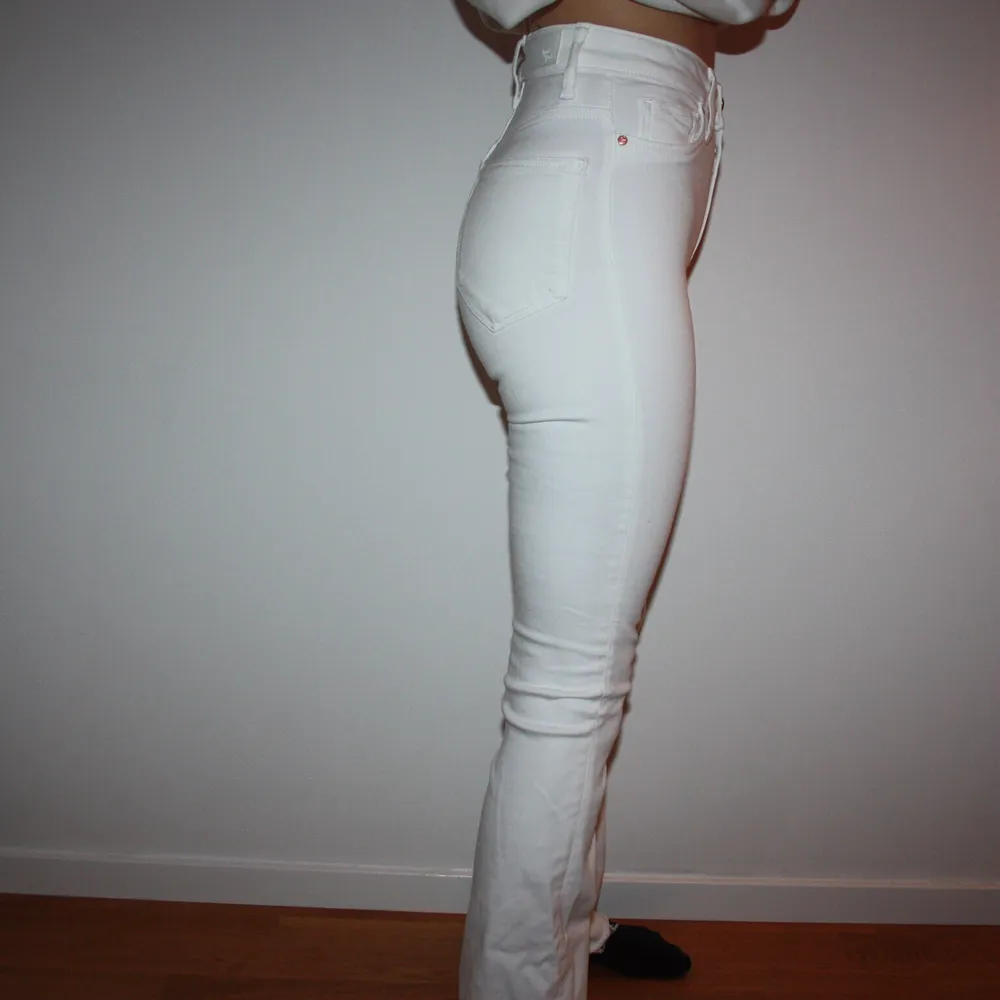 Vita Flare jeans från BIKBOK. Storlek XS/33. Klippt av 2cm så dom är mer 31 längd :) Endast använda 1 gång. Nypris 599:- Frakt 79kr. Jeans & Byxor.