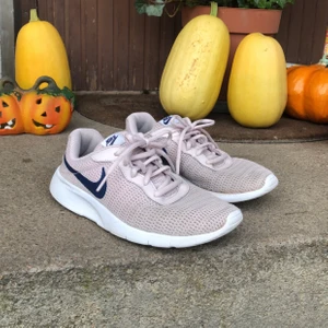 Nike skor - Skor i smutsrosa.