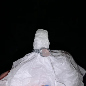 Ringar - Två ringar med en bit rosenkvarts på🧚‍♀️🍄🌱🌺