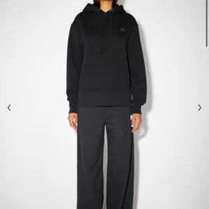 Svart Acne hoodie - Svart acne hoodie i storlek XS. Använd några gånger men i bra skick fortfarande! Köpt för 2400kr på acne studios. Skriv för mer bilder! 