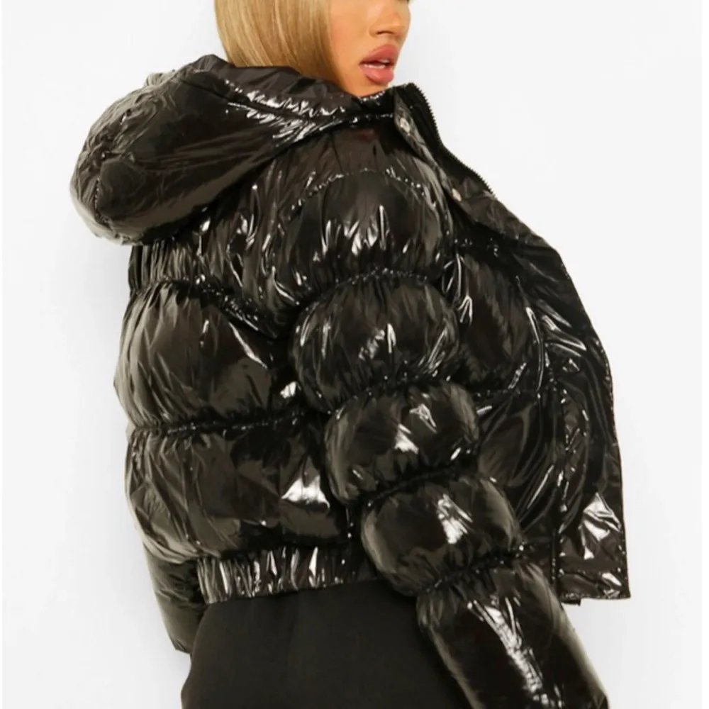 Jag säljer min svarta glansiga jacka, har haft den i 1 år❤️🥰 Den kostar egentligen 600kr från Boohoo men säljer den för 300kr, jätte skön håller dig varm!😘 Frakt: 70kr. Jackor.