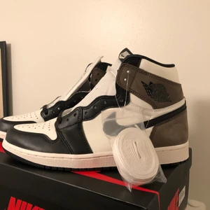 Air Jordan 1 Mocha - Air Jordan 1 High Mocha Pris: 4499kr Skick: 10/10 Helt ny! (DS) EU 42.5 US 9 All OG och kvitto från Footlocker medföljer! Kan mötas upp i Stockholm eller 99kr frakt!