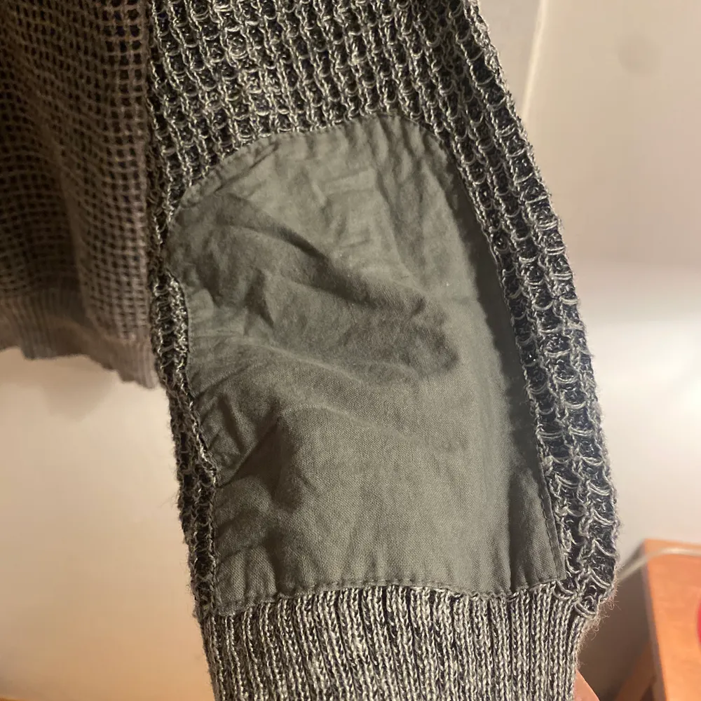 Prada eller stone island liknade sweatshirt köpt i Paris. Sitter som en mens medium eller womens large. Unisex. Knappt använd och utan flaws. . Tröjor & Koftor.