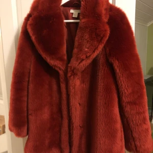 Supergosig pälsjacka  - Jättefin röd färg och väldigt skön!