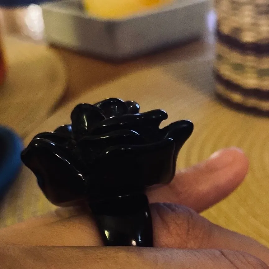 En oanvänd ring sälj. En svart ring med en stor ros på, säljer den eftersom jag aldrig har använts den och för att den är för liten för mina fingrar. Ganska smal. Accessoarer.