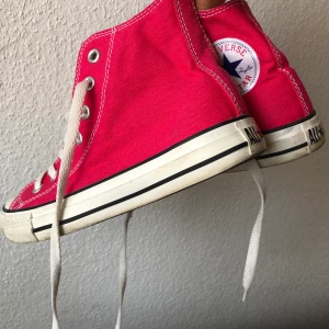 Converse  - Ett par snygga rosa converse som är köpta på second hand! Är inte säker om jag ska sälja dessa men vill se om någon är intresserad! Kan mötas upp i sthlm och kan frakta men köpare står för frakten💖