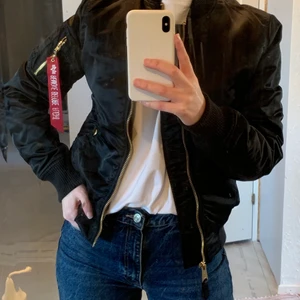 Alpha Industries Jacka - Säljer denna jackan i storlek S då den tyvärr inte kommer till användning. Använd 1 gång så i väldigt fint skick! Köpare står för frakt (osäker exakt hur mycket det kommer kosta)