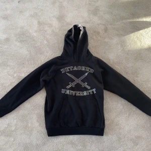 Rhinestone hoodie från Detached LDN - Hoodie från ett märke som heter Detached London! Mycket bra kvalite. Det är en sample hoodie och det finns bara en av dens sort! Jag hade riktigt tur. Storlek L men passar M. Högsta bud 600. Budgivning avslutas onsdag kl 19
