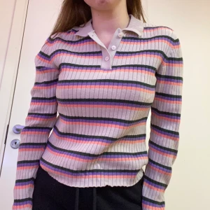 Långärmad med krage - En ribbad randig låmgärmad tröja med knappar. Strl S, Stretchig och i fint skick. 🌸🌸 Säljer pga används för lite. Köparen står för frakt.