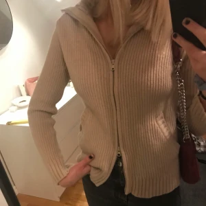 Stickad zip up med krage från Filippa K - Så fin beige stickad zip up från Filippa K. Köpt på plick, aldrig använd av mig. Bud 300kr inkl frakt