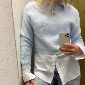 Fluffig tröja - Ljusblå fluffig kort tröja väldigt varm med liten krage