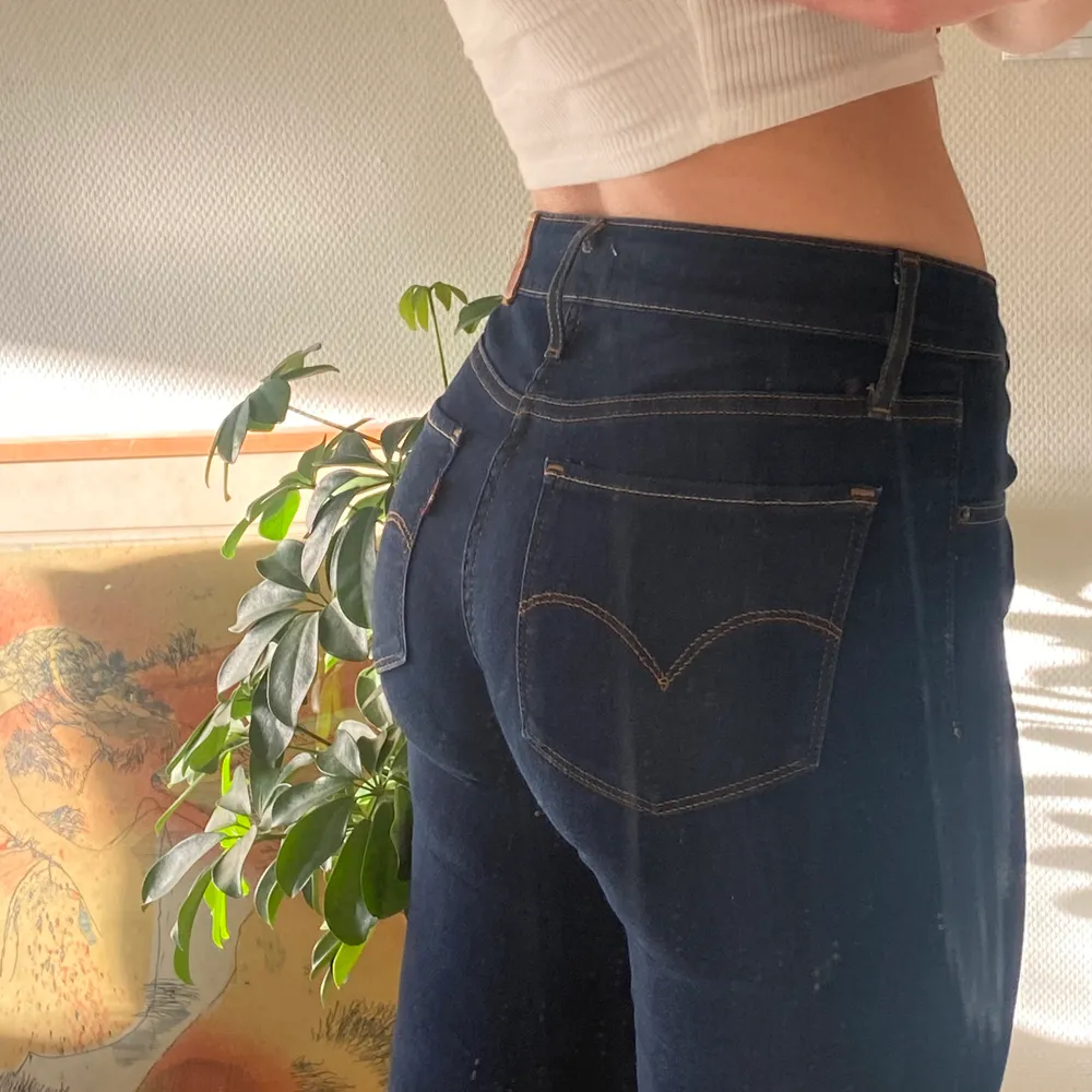 Ett par raka nästan helt oanvända Levis jeans. Storlek 26 (passar ungefär XS/S) Modell 712 slim midwaist, köpta i butik. Nypris 500kr.. Jeans & Byxor.