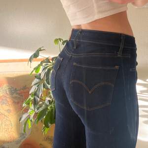 Ett par raka nästan helt oanvända Levis jeans. Storlek 26 (passar ungefär XS/S) Modell 712 slim midwaist, köpta i butik. Nypris 500kr.