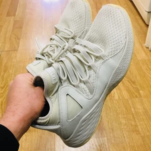 Jordan sneakers beige storlek 44 - Skön passform, mjuka, bra sulor och dämpning.