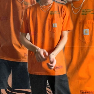 Heron Preston x Carthartt tee  - Super fin, RARE, Heron Preston x Carthartt tee! <3 Säljer den då den är alldeles för stor för mig och min kille där därför tröjan på bilden. Tycker verkligen om den passar inte mig som är XS - S. Tröjan passar som L - XL. Fler bilder tas vid förfrågan. (Frakt ingår i priset) 🧚🏼 BUD STARTAR 800kr med 50kr höjning. AVSLUTAS 20/1 00.00 🧚🏼 Såld till Sneakershyllan Göteborg