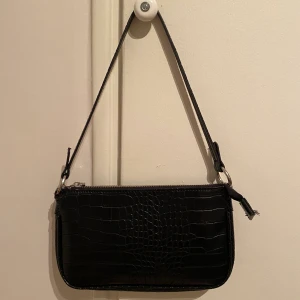 Väska från mango - En så så så fin axelväska från mango som tyvärr inte kommer till användning. Den är i mycket fint skick så jag knappt använt den alls. Köpare står för frakt! 