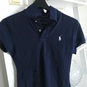 Polo Ralph lauren, marinblå, S - Marinblå, Polo Palph Lauren med vitt märke. Skicket är som nytt, köpte för 400kr