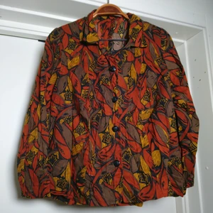 Vintageblus - Vintageblus med knäppning, fantastiskt mönster! Ingen storleksmärkning men bedömmer den som M🏵️