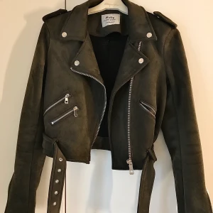 snygg mockajacka - snygg militärgrön jacka med fina detaljer. använd ca 2 gånger och är som i nyskick. Köpte den på butiken ”Chelsea” i Göteborg för 500kr.