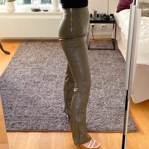 Mossgröna skinnbyxor (inte äkta skinn) - Dundersnygga mossgröna byxor i skinnimitation. Tyvärr aldrig kommit till användning så prislapp sitter kvar! Snygga till vardags med en stickad tröja såväl som till fest med en croptop✌🏽byxorna är i bootcutmodell. Köpta för 399. Sitter som en smäck🍯 storlek xxs.