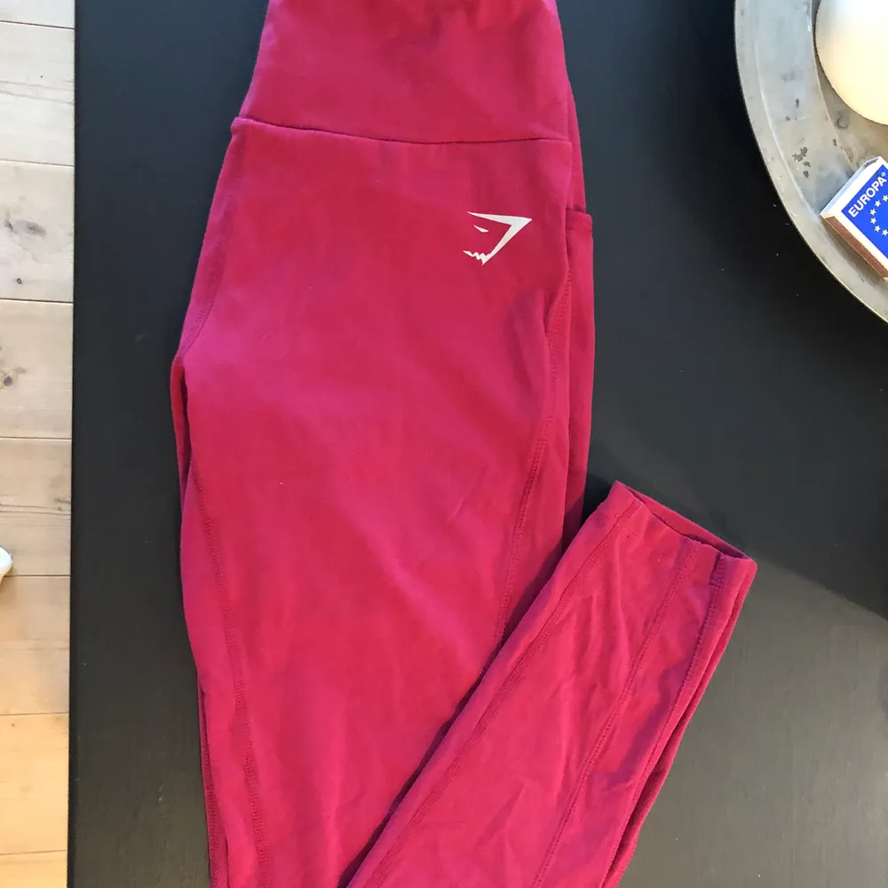 Säljer dessa super sköna och snygga träningstajts från Gymshark i mycket fint skick. De är i storlek S men även passar även XS då jag använder båda. De är stretchiga och mjuka i materialet och har fickor på sidorna vilket kan vara bra för att tex lägga i nycklar. Köparen står för frakten, hör av er:) . Jeans & Byxor.